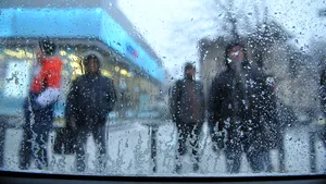 Ninsori moderate, vânt puternic şi polei, în majoritatea regiunilor din România / Cursurile sunt suspendate integral în Bucureşti şi în alte nouă judeţe /  INFOTRAFIC: Situaţia drumurilor