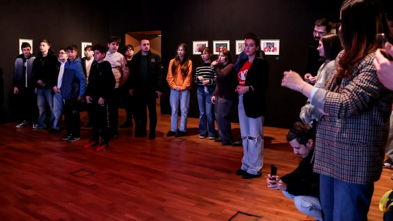 Expoziție cu imagini rare din adolescența Simonei Halep, Cristinei Neagu sau Danei Rogoz. Salvați Copiii atrage atenția riscurilor distribuirii online a fotografiilor compromițătoare