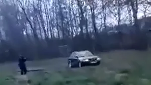 VIDEO | Poliţişti şi jandarmi încearcă în zadar să oprească un şofer care vrea să fugă, după ce şi-a dat foc la casă
