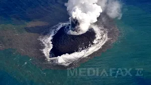Scurgere de lavă, observată pe insula apărută brusc în largul Japoniei - FOTO