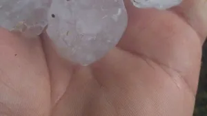 Imagini emoţionante la Iaşi, înainte de sosirea Papei: Zeci de credincioşi înfruntă ploaia torenţială şi grindina, în aşteptarea Suveranului Pontif