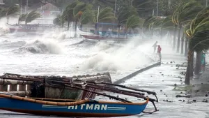 Vietnam, în stare de ALERTĂ: Aproximativ 100.000 de persoane, evacuate înainte de sosirea TAIFUNULUI Haiyan
