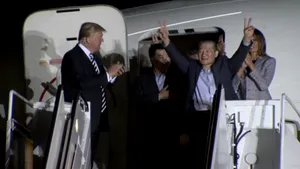 Prizonierii americani, eliberaţi de Coreea de Nord, primiţi cu entuziasm de Donald Trump. Surpriză de proporţii, la întâlnirea cu presa | VIDEO