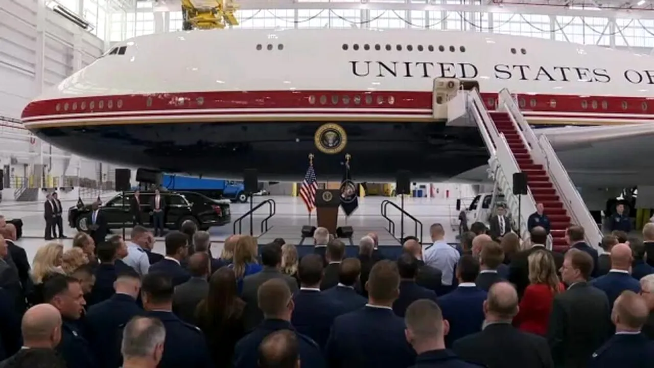„Cel mai luxos avion din lume”. Trump a prezentat noul Air Force One, un Boeing 747, primit cadou de la Qatar