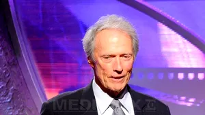 Clint Eastwood a semnat un document care sprijină căsătoriile între persoane de acelaşi sex
