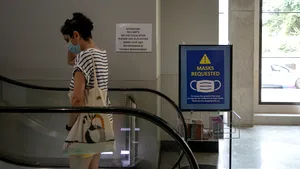 A purta sau a nu purta mască? Guvernatorul unui stat american lasă oamenii să aleagă, dar aceştia nu sunt încântaţi de idee