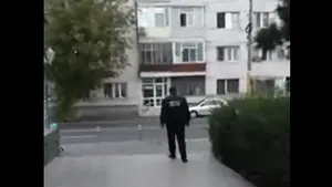 Uite cum se „clatină” legea. Imagini cu un poliţişt local beat au devenit virale pe Facebook  | VIDEO