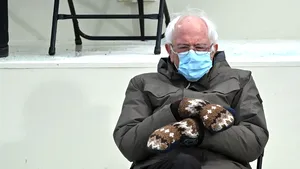 Bernie Sanders dă moda. Ţinuta sa „morocănoasă - chic” a aprins imaginaţia. Pe reţelele de socializate circulă sute de meme-uri 