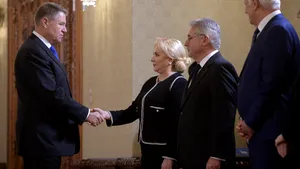 Iohannis, REACŢIE dură, după ce Dăncilă i-a făcut plângere pentru a doua remaniere: CCR nu are cum să rezolve problema, ea fiind una politică. România nu are premier. Guvernul este condus de infractorul Dragnea prin interpuşi 