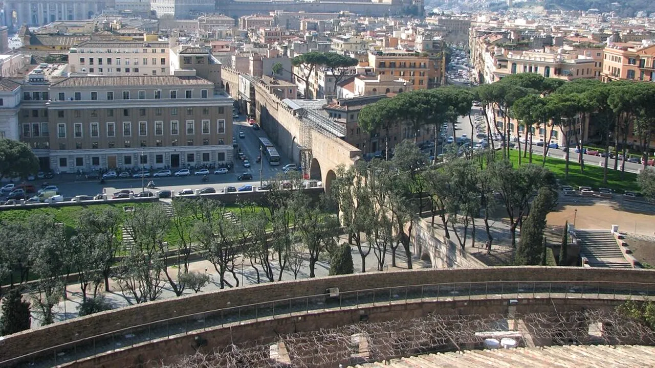 Coridorul secret prin care papii fugeau din Vatican. Povestea Passetto di Borgo, pasajul care a salvat un papă în timpul asediului Romei