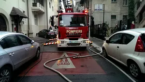 Incendiu izbucnit la mansarda unei case din centrul Bucureştiului, doi oameni au nevoie de îngrijiri