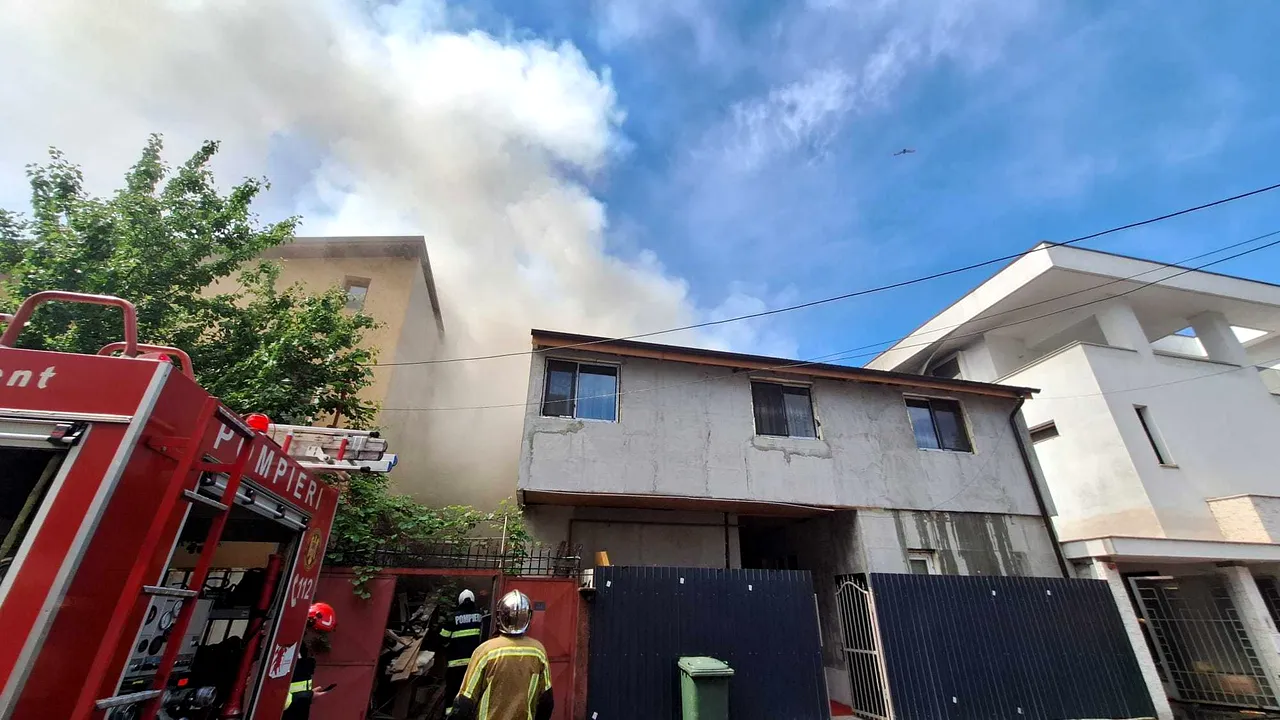 Două case cuprinse de incendiu în Sectorul 2 al Capitalei: o victimă decedată