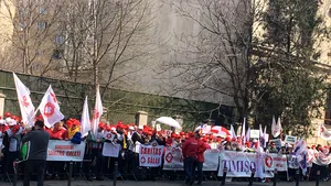 Sindicaliştii Sanitas protestează în faţa Ministerului Muncii şi ameninţă cu greva generală