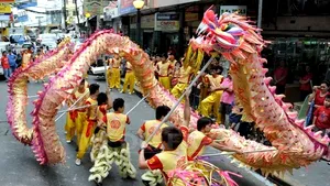 Asiaticii sărbătoresc intrarea în Anul Şarpelui. Festivităţi grandioase - FOTO