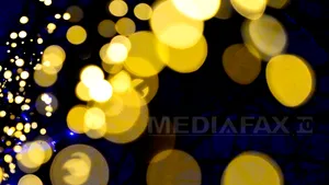 Luminiţe de Paşte, pe bulevardul central din Iaşi. Ornamentele înfăţişează ghiocei şi fluturi