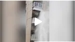 Jet cu apă clocotită înalt de 12 etaje rupe asfaltul în Sankt Petersburg
