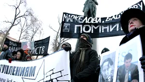 Sute de manifestanţi au cerut, la Moscova şi Paris, încetarea 