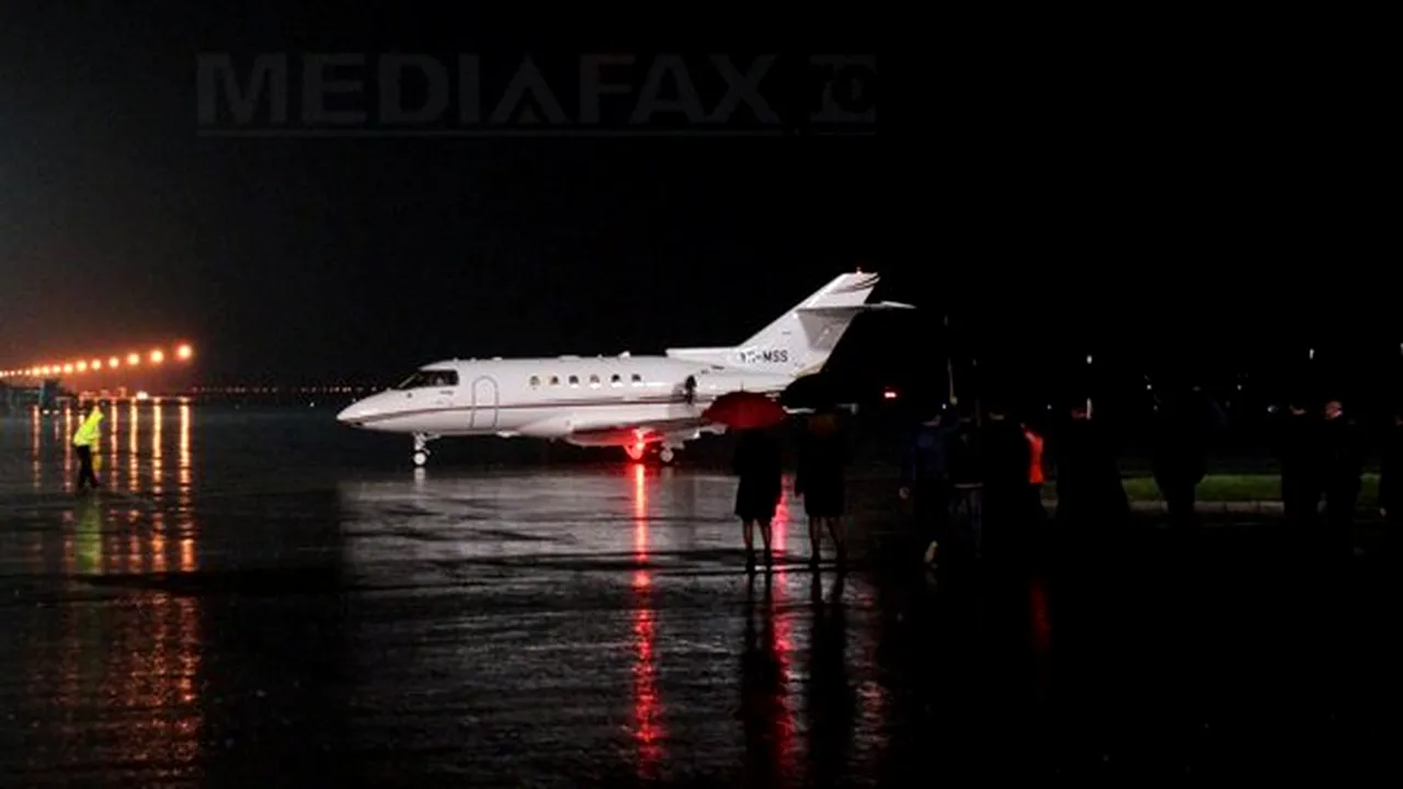 Avionul ce urma să aducă la Suceava Lumina Sfântă nu a putut ateriza. Cursa, redirecţionată la Iaşi