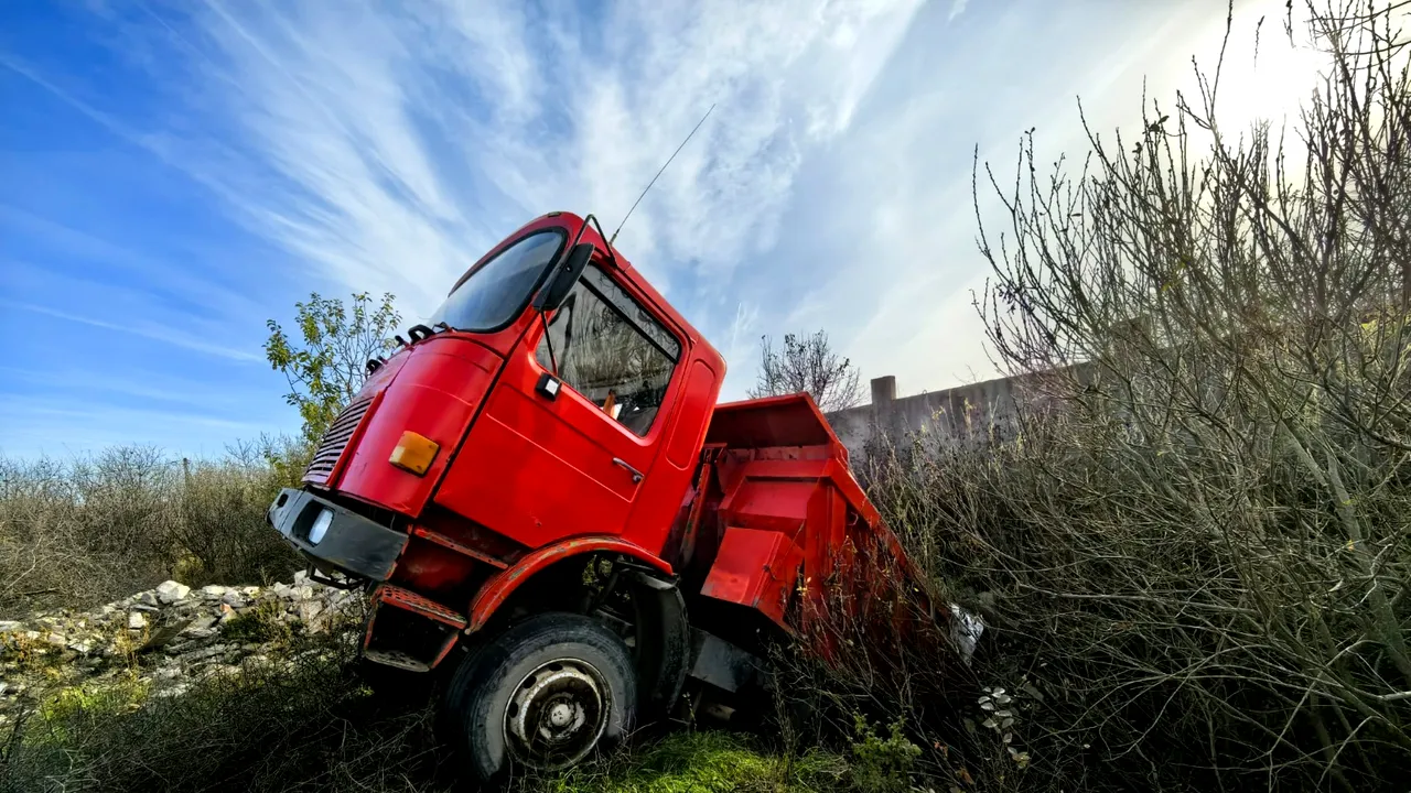 Premieră în lupta cu gunoiul, la Timişoara. Primul camion surprins în timp ce descărca ilegal deşeuri