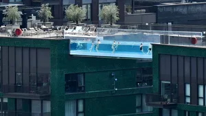 Temperaturi record la Londra: cei mai norocoşi pot face baie în oraş, într-o piscină spectaculoasă

