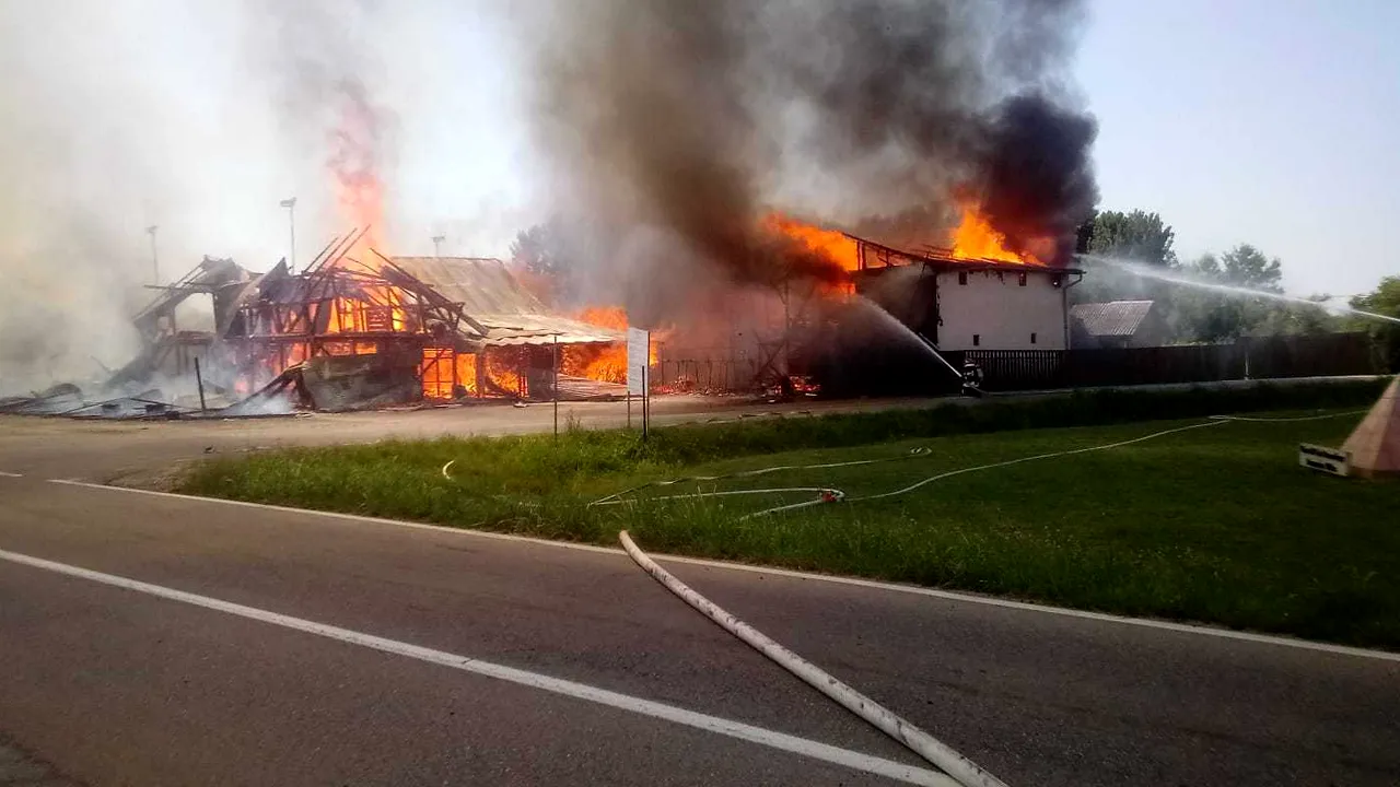 GALERIE FOTO | Un restaurant din judeţul Timiş s-a făcut scrum într-un incendiu