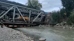 Pod de fier deteriorat în comuna Asău, județul Bacău. Traficul este dirijat de polițiști