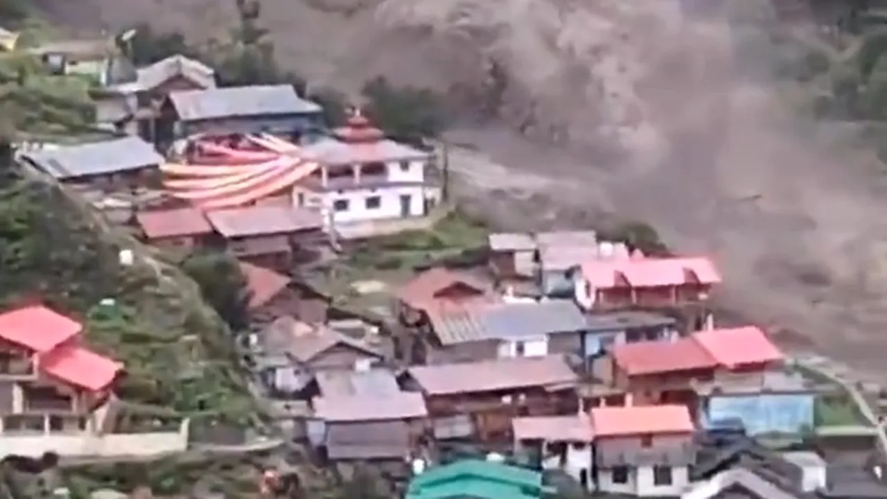 Elicoptere militare, mobilizate în Himalaya: sute de persoane salvate după inundații