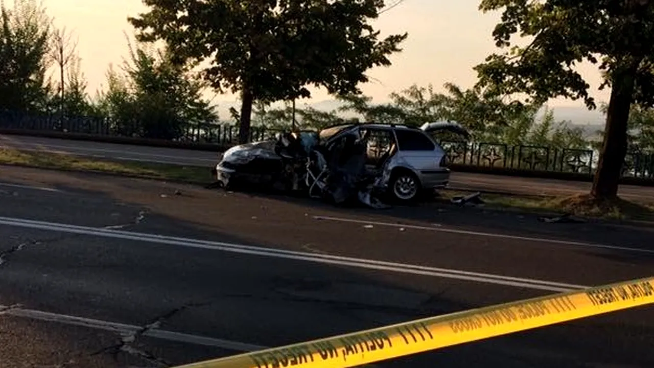 Doi tineri au murit după ce maşinile pe care le conduceau s-au ciocnit violent pe o stradă din Galaţi | FOTO