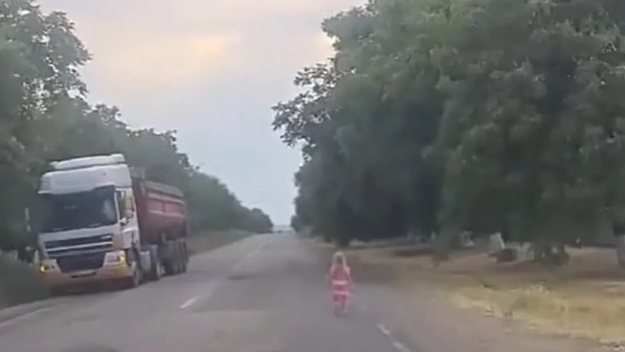 O fetiţă de 3 ani, singură pe un drum intens circulat 