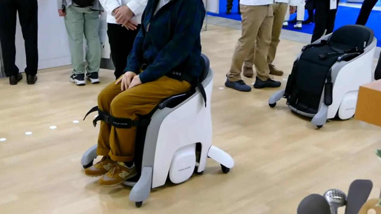 Honda a dezvoltat scaunul cu rotile de înaltă tehnologie care nu trebuie împins şi funcţionează ca un hoverboard

