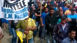 Peste 1.300 de angajaţi ai Complexului Energetic Hunedoara protestează la Petroşani