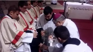 Un arhiepiscop romano-catolic a spălat în Joia Mare picioarele a 12 studenţi teologi - VIDEO