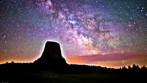 Întâlnire de gradul trei cu Calea Lactee: Imagine spectaculoasă a Turnului Diavolului