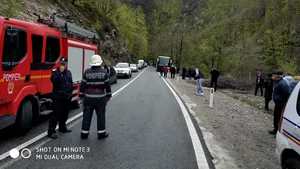ACCIDENT în Defileul Jiului: Autocar, cu 55 de pelerini la bord, lovit frontal de o maşină condusă de un şofer băut