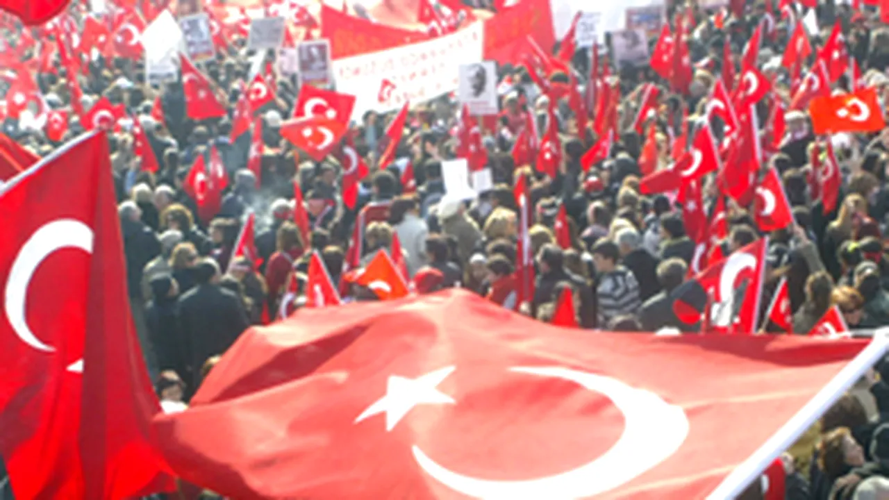 Manifestaţii la Ankara împotriva autorizării vălului islamic în universităţi