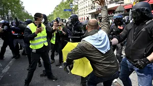 Paris: „Vestele galbene” au încercat să forţeze intrarea într-o secţie a spitalului unde a murit Prinţesa Diana