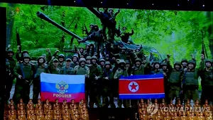 Fotografii cu Kim Jong-un care își prezintă omagiul soldaților nord-coreeni uciși în războiul din Ucraina, prezentate într-un show de gală