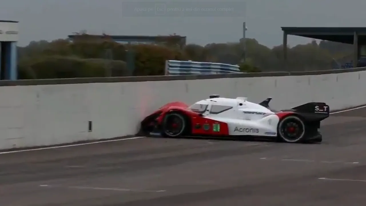 VIDEO Incident la Roborace, prima cursă de maşini autonome. Pilotul automat s-a dus drept în zid