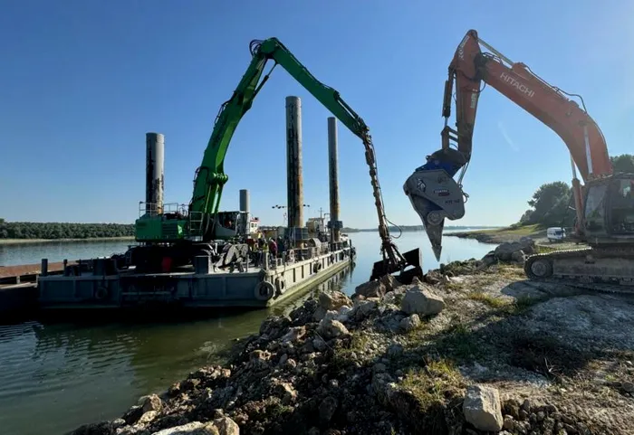 NEWS ALERT A început scufundarea primei barje în Dunăre, pentru creșterea debitului spre Centrala Nucleară de la Cernavodă