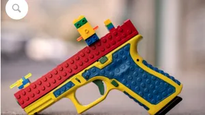 Un pistol care seamănă cu o jucărie a atras critici din partea companiei Lego. Ce s-a întâmplat cu arma