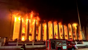 Un incendiu uriaş a mistuit clădirea istorică a oficiului poştal din Manila