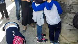 Sărbătoarea Adormirii Maicii Domnului la Mănăstirea Nicula. Peste 30.000 de oameni prezenţi, unii înconjoară în genunchi şi pe coate biserica de lemn - FOTO