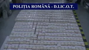 Fabrică de bani falşi, descoperită la Oradea. 90.000 de euro, găsiţi la o groapă de gunoi. Trei persoane, reţinute de DIICOT - VIDEO