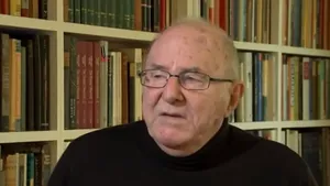 A murit Clive James, celebru scriitor şi realizator de televiziune