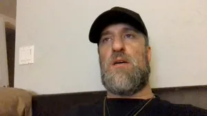 Actorul Dustin Diamond, cunoscut pentru rolul lui Screech din serialul „Salvaţi de clopoţel” a murit la 44 de ani