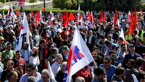Sute de greci protestează în apropierea Parlamentului, scandând sloganuri împotriva UE şi FMI