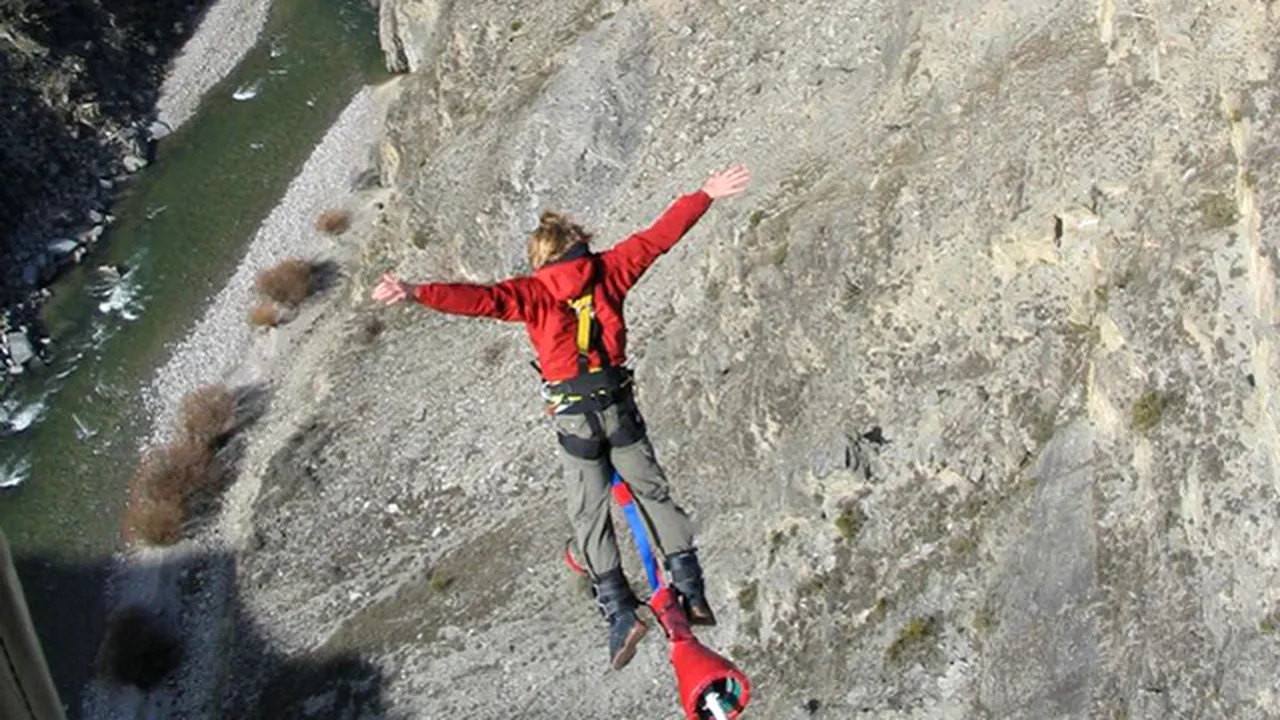 Nou record mondial la bungee jumping. Un francez a sărit de sute de ori într-o singură zi