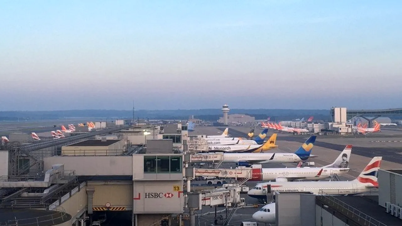 Un aeroport din Londra a fost închis temporar din cauza exploziei anvelopei unui avion
