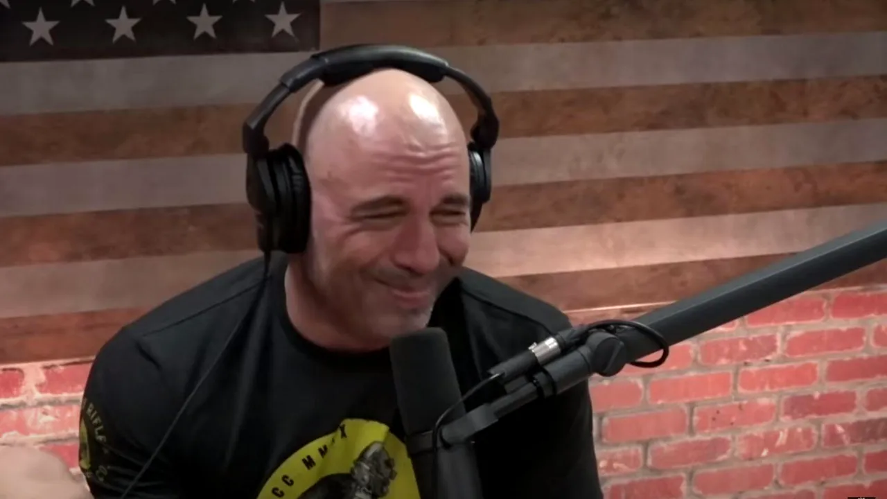 Joe Rogan îşi mută podcastul de pe YouTube pentru 100 milioane $. Unde migrează controversatul realizator