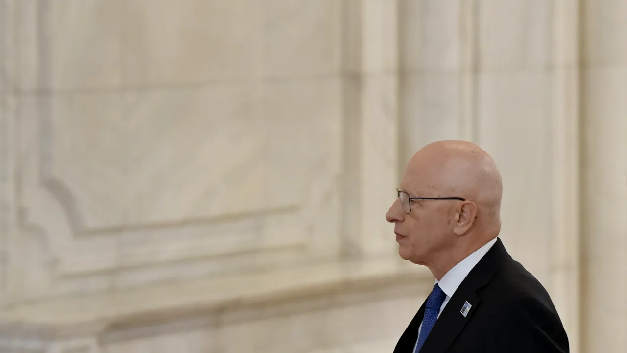 Mircea Geoană a semnat în Cartea de Condoleanţe deschisă pentru Turcia la NATO